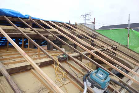野地板取外し、屋根裏掃除